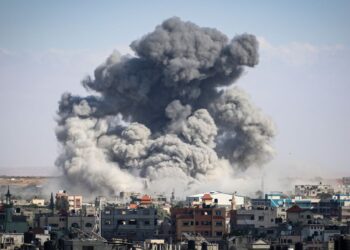 ASAP berkepul-kepul selepas pengeboman Israel di Rafah, selatan  Gaza semalam. -AFP
