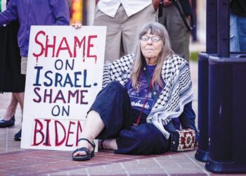 SEORANG wanita penunjuk perasaan pro-Palestin memegang poster dalam Perhimpunan Menyokong Rafah di University of Southern California (USC) di Los Angeles, California, semalam. -AFP