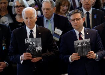 JOE Biden (kiri) dan Speaker Dewan Rakyat, Mike Johnson memegang gambar mangsa Holocaust semasa hari peringatan Muzium Memorial Holocaust di Capitol AS.-AFP