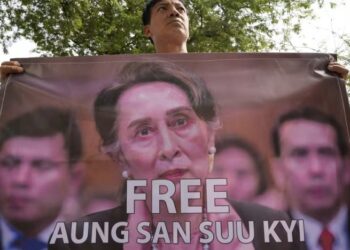 WARGA Myanmar memegang poster Aung San Suu Kyi semasa protes di hadapan bangunan PBB di Bangkok.-AFP