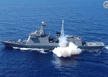 FRIGAT Filipina menembak peluru berpandu anti-kapal semasa latihan ketenteraan dengan AS di Laut China Selatan.-AFP