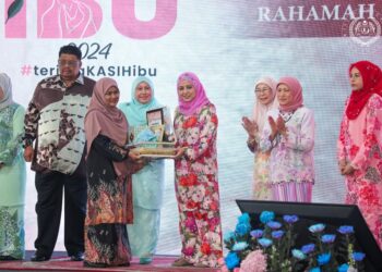 RAJA Zarith Sofiah mengurniakan Anugerah Inspirasi Ibu kepada Rahamah Mokhtar di Melaka, hari ini.