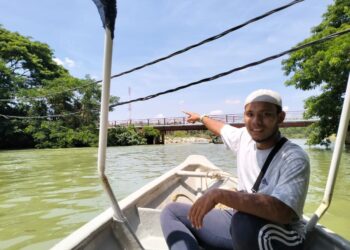 MUHAMMAD Hunaifah Che Awang menunjukkan kabel elektrik yang kendur di Pulau Seratus, Tumpat, Kelantan. - UTUSAN/ROHANA ISMAIL