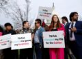 PENUNJUK perasaan memegang papan tanda menyokong TikTok di luar Bangunan Capitol AS di Washington.-AFP