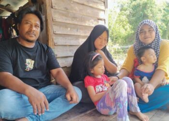 SITI Zulaikha Asyikin Adam (kanan) dan Suheri Mat Noor (kiri) bersama Siti Nur Ain Nabila (tiga dari kiri) Hanis Suhada (dua dari kiri) dan Raif Rayyan di Kampung Cawat, Besut, Terengganu, semalam. - UTUSAN/WAN ZURATIKAH IFFAH WAN ZULKIFLI