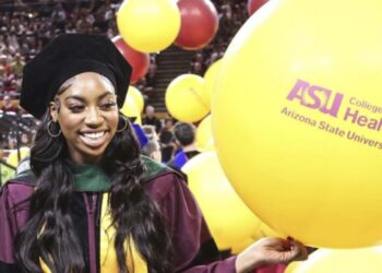 DOROTHY JEAN TILLMAN II menghadiri majlis kemasukan graduan Universiti Arizona State.-AGENSI