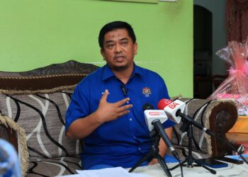 BADRUL Hisham Alias semasa sidang media di temui pemberita pada majlis Program Menyemai Kasih Rakyat (Mekar), Penyerahan Dokumen Pengenalan Diri di Kampung Chenok, Kota Bharu, Kelantan-UTUSAN/KAMARUL BISMI KAMARUZAMAN.