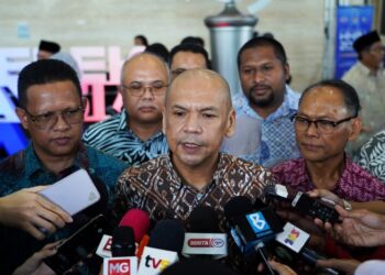 WARTAWAN dapat mempengaruhi keputusan dasar-dasar kerajaan dan mengubah sikap orang awam menjadi lebih baik. – UTUSAN/SYAKIR RADIN