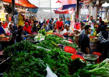 KENAIKAN gaji penjawat awam, dilihat satu pendekatan yang sangat bijak dan mampu merancakkan 
transaksi pembelian dan jualan sekaligus membantu peniaga mikro kecil dan sederhana (PMKS). Foto: SHIDDIEQIIN ZON