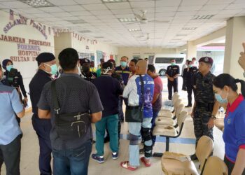 AHLI keluarga anggota yang maut dalam serangan di Balai Polis Ulu Tiram, Johor Bahru awal pagi tadi mula berkumpul di Jabatan Perubatan Forensik HSI di sini.