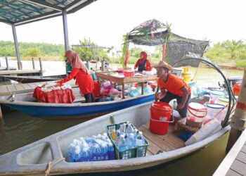 PASAR Terapung Pulau Suri, Tumpat, Kelantan muncul salah satu produk pelancongan di Kelantan. - UTUSAN/KAMARUL BISMI KAMARUZAMAN