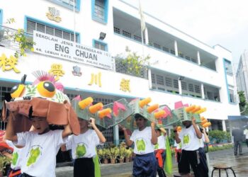 PENGURUSAN sampah secara lestari membuka peluang kepada pelajar untuk mengenal pasti potensi kreativiti dalam mencari cara-cara yang lebih inovatif untuk mengurangkan pembaziran dan memanfaat semula bahan buangan.