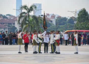 UPACARA penyerahan panji-panji Batalion pasukan RAMD pengawal lama Istana Negara kepada pengawal baharu.  - IHSAN RAMD