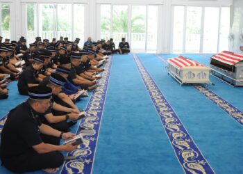 BACAAN surah Yasin  oleh para pegawai dan anggota polis setibanya jenazah Allahyarham Konstabel Ahmad Azza Fahmi Azhar dan Allahyarham Konstabel Muhamad Syafiq Ahmad Said, 24,  yang dibawa ke Masjid Tunku Laksamana Abdul Jalil, Ibu Pejabat Polis Kontinjen (IPK) Johor untuk solat jenazah dan  penghormatan terakhir di Johor Bahru. - UTUSAN/RAJA JAAFAR ALI