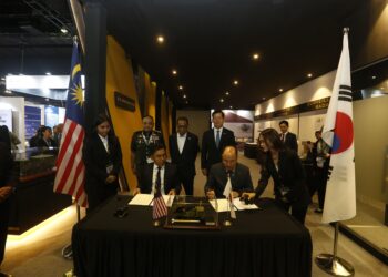 MUHAMMAD Ikmal Opat Abdullah menandatangani perjanjian kerjasama dengan wakil Hawnha Aerospace dari Korea Selatan. - IHSAN WBG