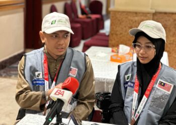 MUHAMMAD Rabbani dan isteri, Nur Izzati Thaqifah yang 'berbulan madu' di Tanah Suci Mekah.