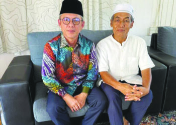 RAZALI Idris (kiri) bertemu dengan bekas gurunya, Mohd. Daimin di Rhu Muda, Marang, baru-baru ini. – UTUSAN/KAMALIZA KAMARUDDIN