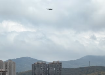 HELIKOPTER tentera China terbang melintasi pulau Pingtan, titik paling dekat di China dengan pulau utama Taiwan, di wilayah Fujian hari ini. -AFP