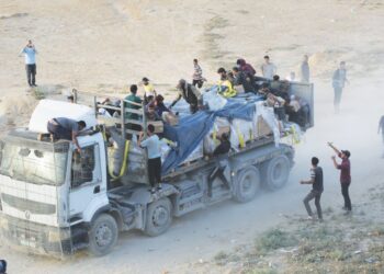 PENDUUDUK Palestin menyerbu trak ketika ia mengangkut bantuan kemanusiaan antarabangsa dari Jeti Trident yang dibina Amerika Syarikat berhampiran Nuseirat di tengah Gaza pada 18 Mei lalu. -AFP