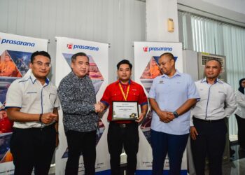 ANTHONY Loke (dua dari kiri) menyampaikan sijil penghargaan kepada Ahmad Zahiruddin Nordin semasa melawat Wisma Monorail, Kuala Lumpur, hari ini.