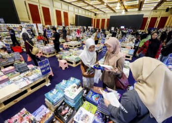 Pengunjung melihat buku yang dijual di reruai Dewan Bahasa dan Pustaka (DBP) pada hari pembukaan Pesta Buku Antarabangsa Kuala Lumpur (PBAKL) 2024 di Pusat Dagangan Dunia Kuala Lumpur (WTCKL). – UTUSAN/MUHAMAD IQBAL ROSLI