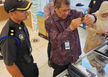 KPDN mengambil tindakan ke atas kedai serbaneka di Presint 3, di Putrajaya kerana disyaki menjual produk makanan yang tertera perkataan ‘No Palm Oil’.