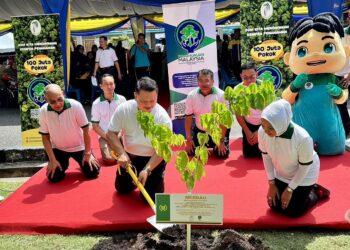 TUANKU Syed Faizuddin Putra Jamalullail menyempurnakan penanaman pokok yang ke sejuta di Perlis sempena majlis perasmian Nakawan Rainforest Festival dan sambutan Hari Hutan Antarabangsa peringkat negeri ini di kompleks eko pelancongan Sungai Batu Pahat hari ini.-UTUSAN