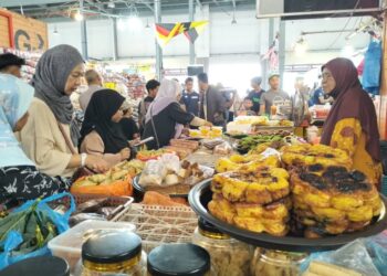 SEBAHAGIAN peniaga yang menjual kuih-muih tradisional di Pasar Kedai Payang, Kuala Terengganu. - UTUSAN/KAMALIZA KAMARUDDIN