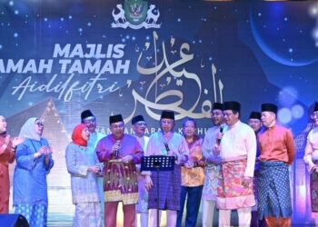 ABANG Johari Tun Openg (lima dari kiri) bersama tetamu kehormat lain di Majlis Ramah Tamah Aidilfitri Dewan Bandaraya Utara Kuching (DBKU), Kuching Sarawak malam tadi.