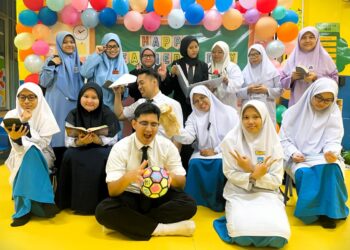 GURU-GURU tadika memakai uniform sekolah 
semasa sambutan hari guru. – GAMBAR HIASAN