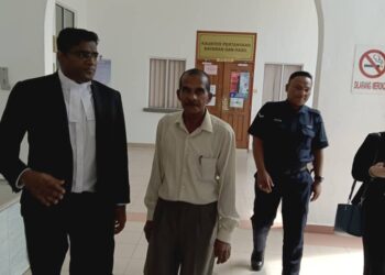 P. Ramasamy (dua dari kiri) tiba di Mahkamah Majistret Kuala Kubu Baharu untuk didakwa semula atas pertuduhan mempamerkan gambar Yang di-Pertuan Agong pada kempen Pilihan Raya Kecil (PRK) Dewan Undangan Negeri di sini. UTUSAN/NORLIZAH ABAS