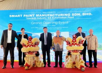 SAARANI Mohamad (tiga dari kanan) merasmikan pembukaan kilang baharu Smart Paint Manufacturing Sdn. Bhd. di Kawasan Perindustrian Bemban di Batu Gajah hari ini. UTUSAN/LIYANA RAMLI