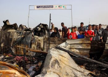 PENDUDUK Palestin melihat serpihan kem pelarian yang musnah dibedil Israel di Rafah di Semenanjung Gaza.-AFP