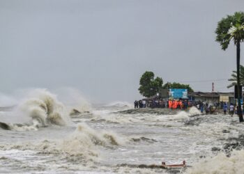 PENDUDUK berkumpul di tepi laut selepas hujan lebat menyebabkan ribut taufan di Kuakata, Bangladesh. -AFP 