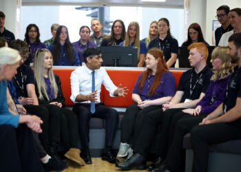 RISHI SUNAK semasa sesi soal jawab bersama pelajar di Kolej Cannock, England. -AFP