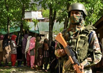 ANGGOTA keselamatan India berkawal ketika pengundi beratur di pusat mengundi di daerah Ganderbal, timur laut Srinagar.-AFP