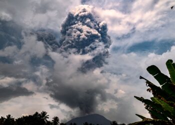 ABU tebal dilihat dari pos pemantauan Gunung Ibu di Halmahera Barat, Maluku Utara.-AFP