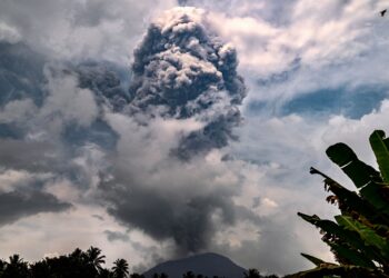 ABU tebal dilihat dari pos pemantauan Gunung Ibu di Halmahera Barat, Maluku Utara.-AFP