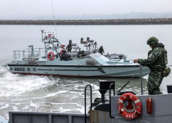 ANGGOTA tentera Taiwan menjalankan latihan rutin di Pelabuhan Liaoluo di Kinmen.-AFP