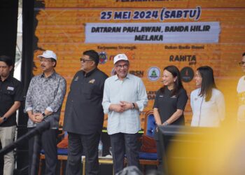 ANWAR Ibrahim diiringi Ketua Menteri Melaka, Datuk Seri Ab. Rauf Yusoh merasmikan Sambutan HBN 2024 di Dataran Pahlawan, Banda Hilir, Melaka.