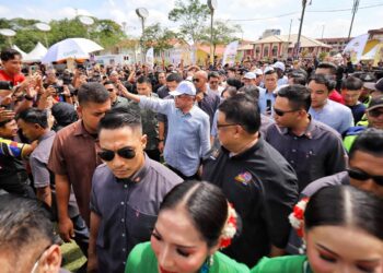 ANWAR Ibrahim diiringi Ketua Menteri Melaka, Datuk Seri Ab. Rauf Yusoh ketika tiba di Dataran Pahlawan, Banda Hilir, Melaka untuk Sambutan HBN 2024.