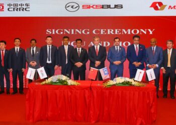 Ahmad Zahid Hamidi (enam dari kanan) pada majlis menandatangani Memorandum Persefahaman antara SKS CoachBuilders Sdn Bhd dan CRRC Electric Vehicle Co. Ltd serta Memorandum Persetujuan antara MARA Liner Sdn Bhd dan SKS CoachBuilder Sdn Bhd.