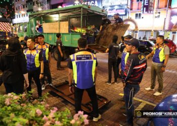 PENGUATKUASA DBKL menyita premis yang menghalang laluan awam menerusi Tindakan Khas Mega Pindah Halangan Tred Perniagaan dan Penjaja Warga Asing di sekitar ibu negara, malam tadi. - SUMBER FB DBKL