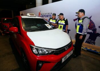 AEDY Fadly Ramli melihat antara kereta yang disita pada Operasi 'ULAT' di KLIA Terminal 1. - UTUSAN/FAISOL MUSTAFA