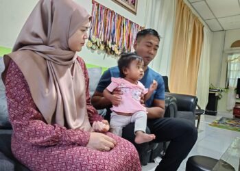 MOHAMAD Assahid Mohamad Zin dan Noor Shahieda bersama anak mereka, Ayra Sumayyah ketika ditemui di Felda Raja Alias 4, Jempol hari ini.-UTUSAN/NOR AINNA HAMZAH.