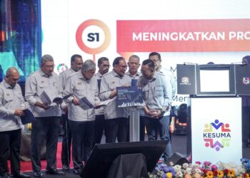 ANWAR Ibrahim ketika melancarkan rangka Kerja Dasar Sumber Manusia pada sambutan Hari Pekerja 2024 di Putrajaya.- UTUSAN/FAISOL MUSTAFA