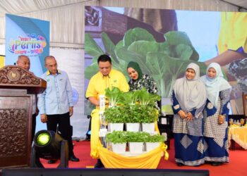 TUANKU Syed Faizuddin Putra Jamalullail dan Tuanku Dr. Hajah Lailatul Shahreen Akashah Khalil berkenan berangkat merasmikan Hari Peladang, Penternak dan Nelayan (HPPN) peringkat negeri Perlis di pekarangan Kompleks Sukan Tuanku Syed Putra, Kangar, Perlis hari ini.-UTUSAN/IZLIZAN OTHMAN