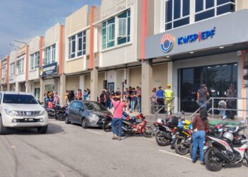 PENCARUM beratur di luar Pejabat KWSP Alor Gajah, Melaka bagi menguruskan pengeluaran Akaun Fleksibel. – UTUSAN/MUHAMMAD SHAHIZAM TAZALI