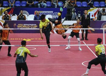 SHAHALRIL Aiman melakukan libasan ketika berdepan Brunei dalam aksi pertama acara berpasukan di Piala Dunia Sepak Takraw 2024 di Stadium Titiwangsa, hari ini.- GAMBAR- AMIR KHALID