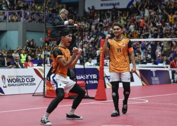 GANDINGAN Aidil Aiman Azwawi dan Noraizat Nordin melakar sejarah menumpaskan Thailand dalam aksi final acara beregu di Piala Dunia Sepak Takraw 2024.